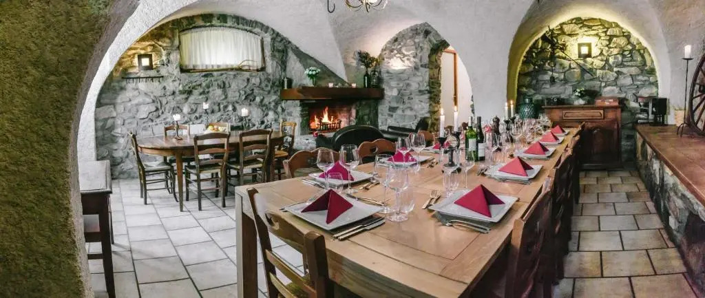 Ski Peak - Chalet Rostaing - Incredible vaulted ceiling dining room and breathtaking garden
