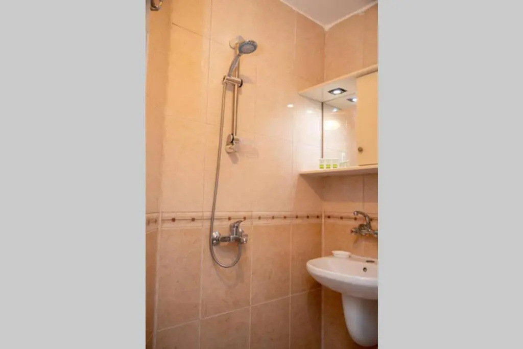 Convenient 1-Bedroom Flat next to Harmanite Beach