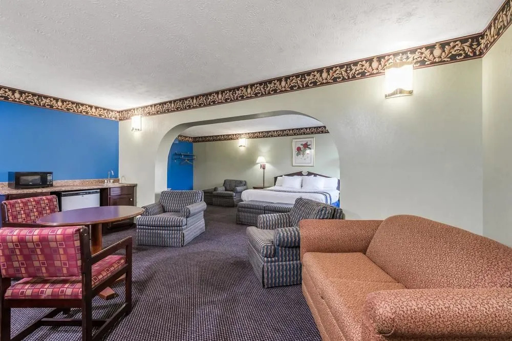 Days Inn And Suites Youngstown / Girard Ohio