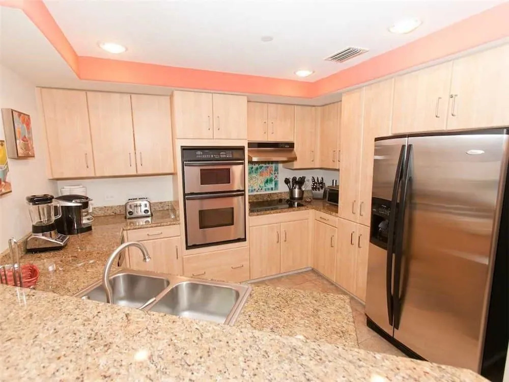 Island Tower 602 - 3 Br condo by RedAwning
