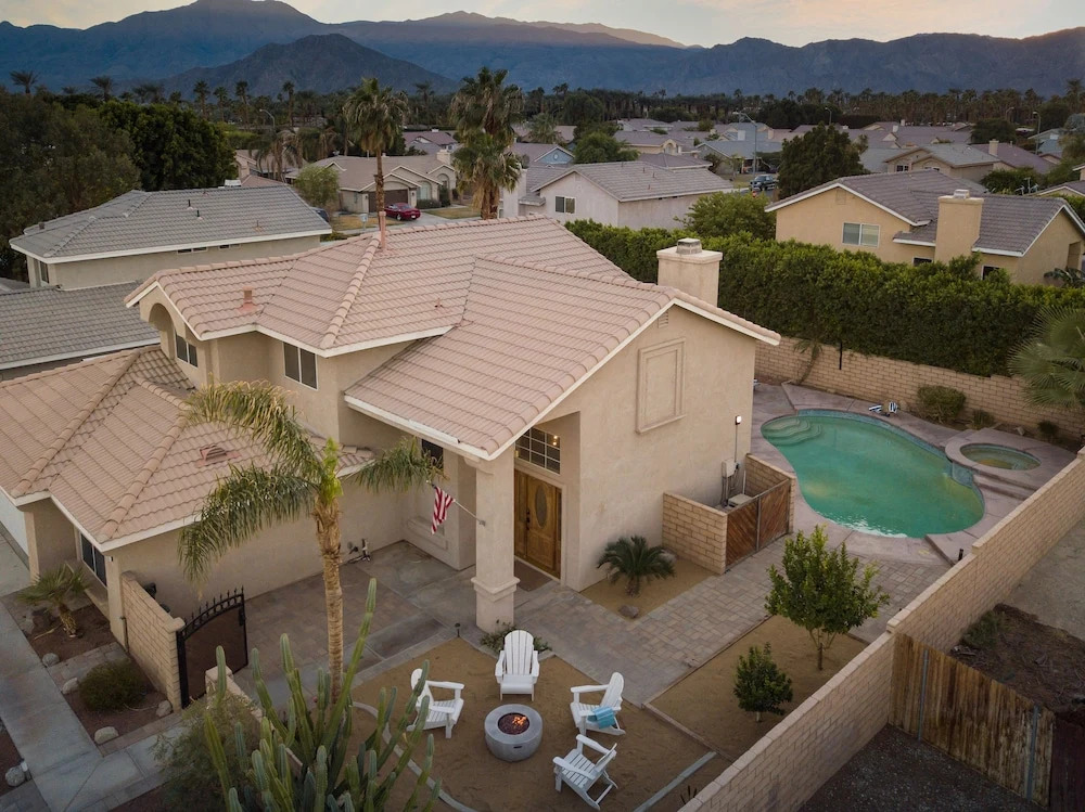Bermuda by Avantstay Covered Patio w/ Outdoor Dining + Pool & Spa