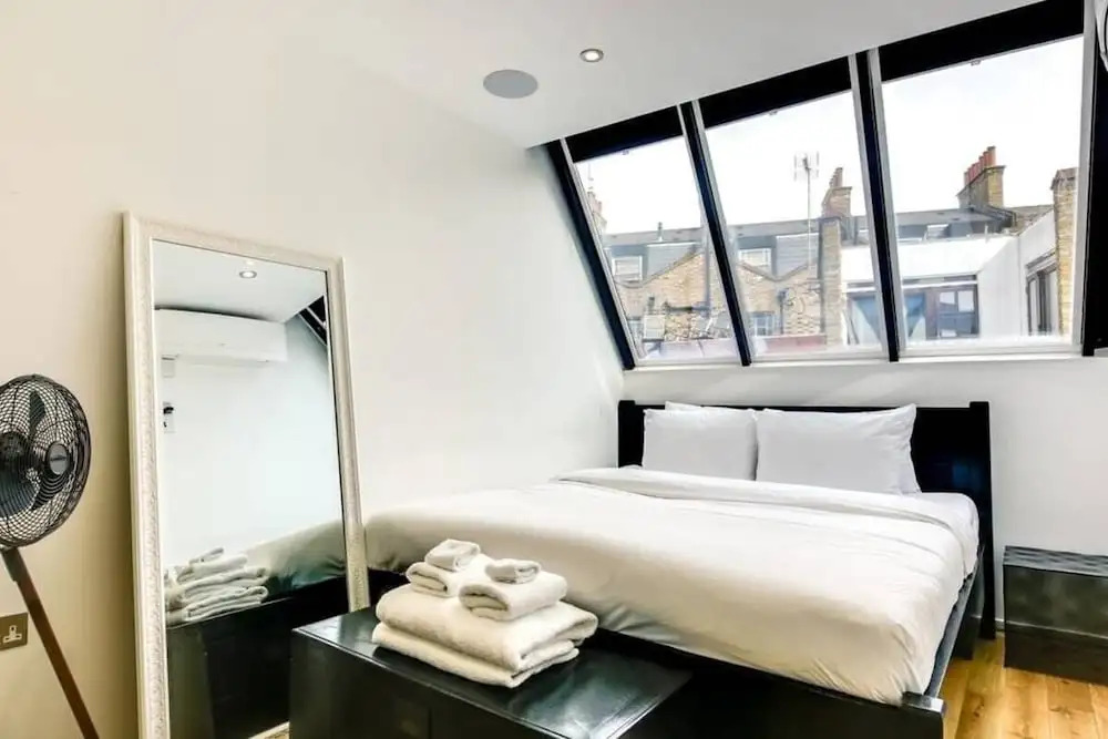 Stylish 2 bed 3 Storey House With Mezzanine