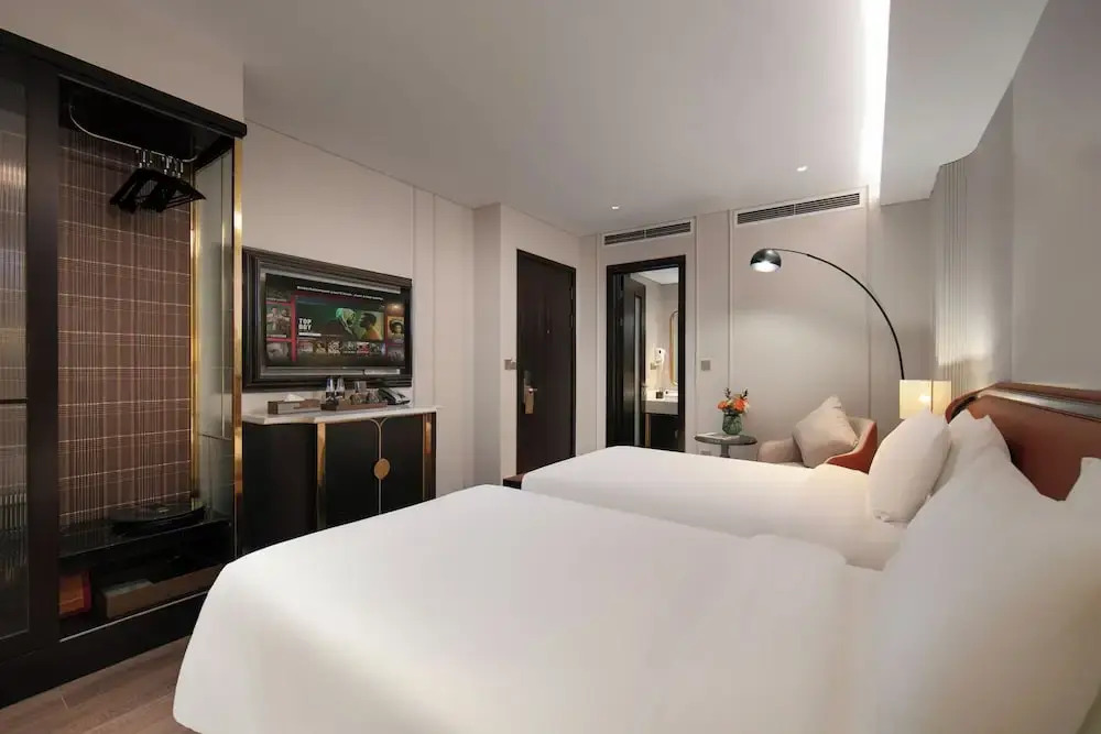 Le Premier Hotel & Rooftop Bar