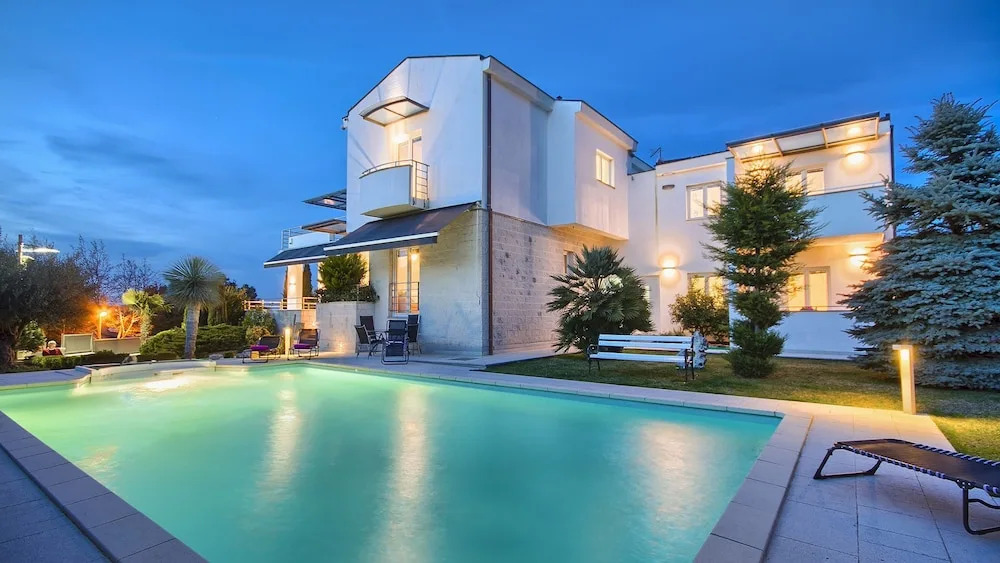5Bed Villa-Sleeps 10- Pool Parking Near the Sea