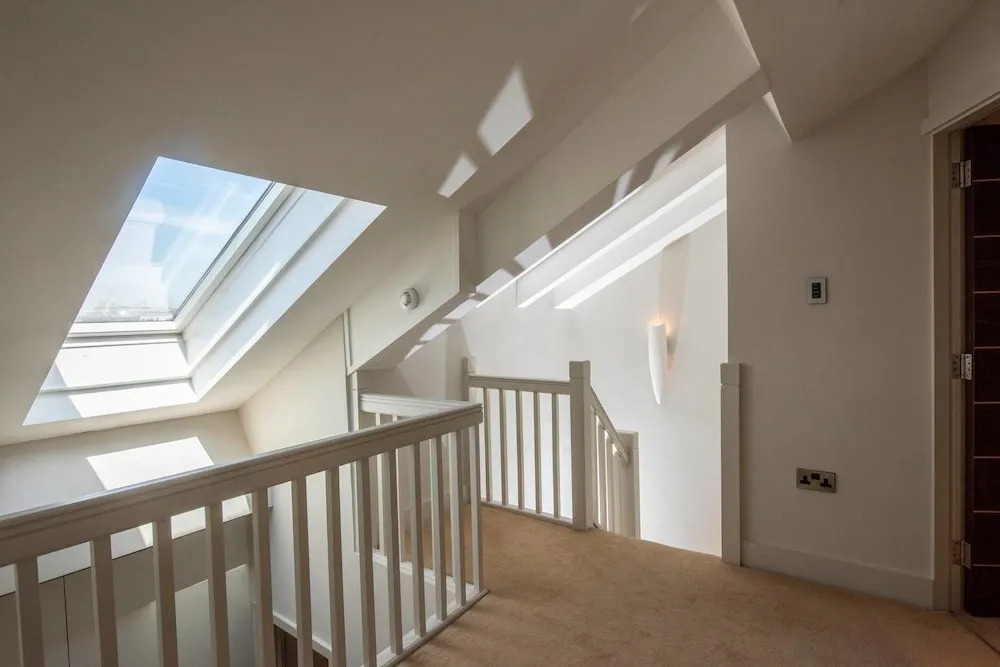 Amazing Spacious 2 Bed Duplex Penthouse w/ Balcony