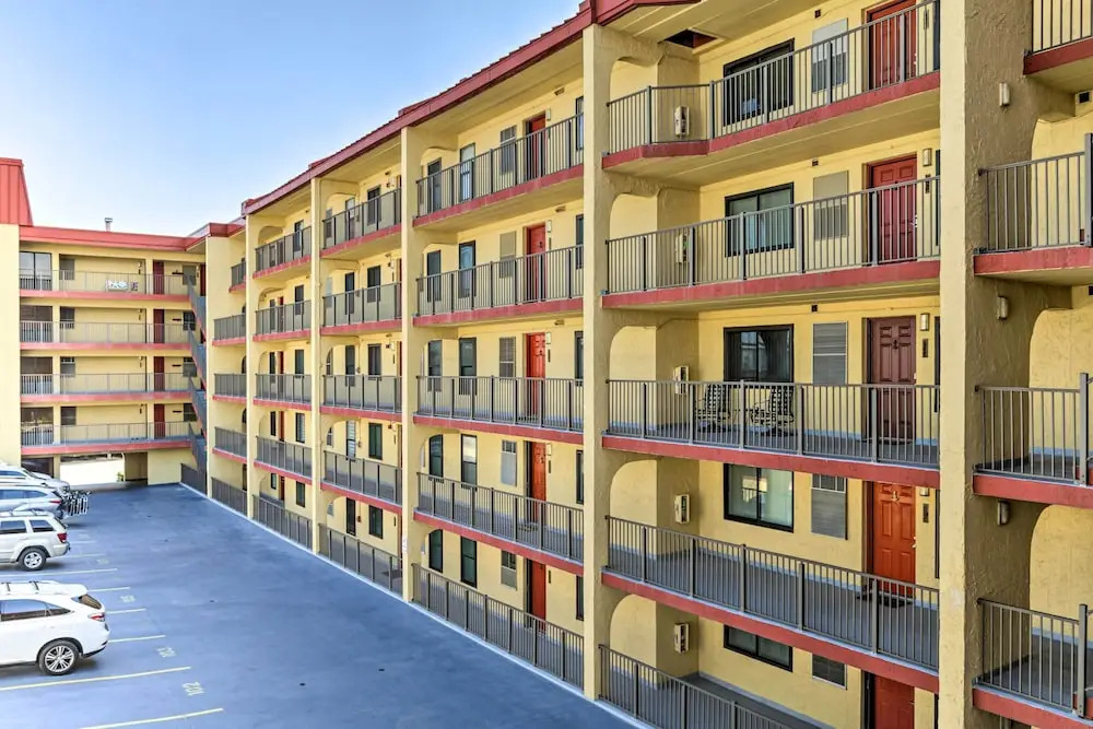 Balcony & Beach Access: Inviting Ocean City Condo