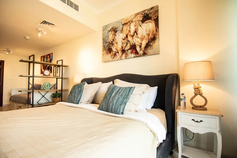 Lux BnB I X1 Tower I Golf Course & Sea Views