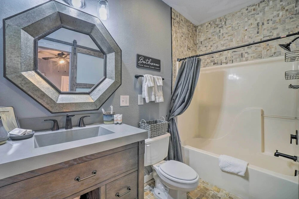 Jacuzzi Tub: Branson Retreat ~ 4 Mi to Strip
