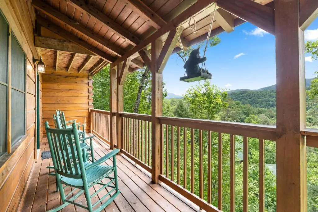 Mountain view 5 bdrm Gatlinburg Cabin near downtown Arts