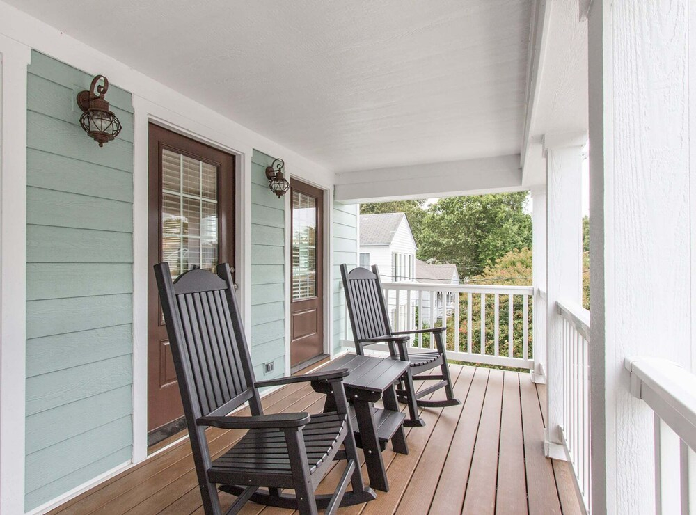 408b The Lynnhaven House Spacious 4 BR Townhouse Walking Distance to the Beach and Boardwalk