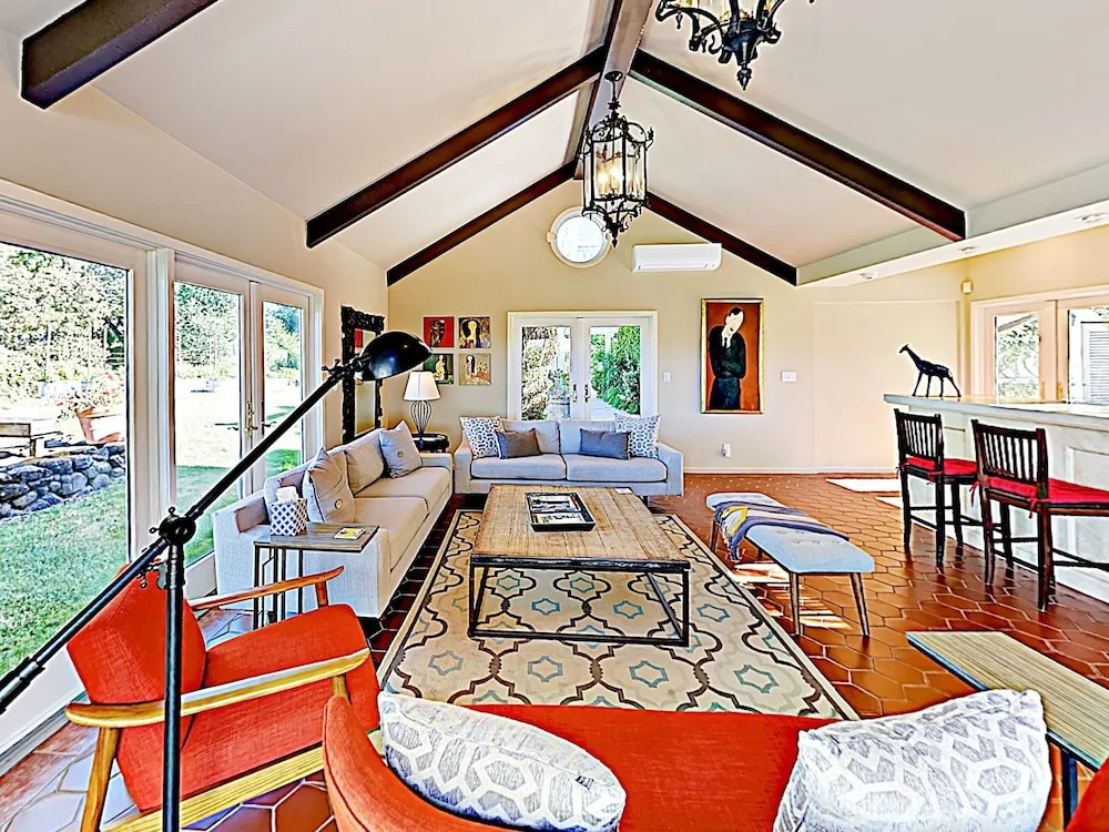 Spacious 6br Vineyard  - Pool & Valley Views 6 Bedroom Home