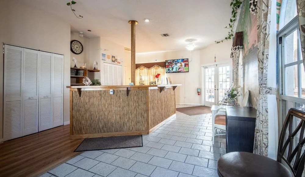 Island Sun Inn & Suites - Historic Venice & Beach Getaway