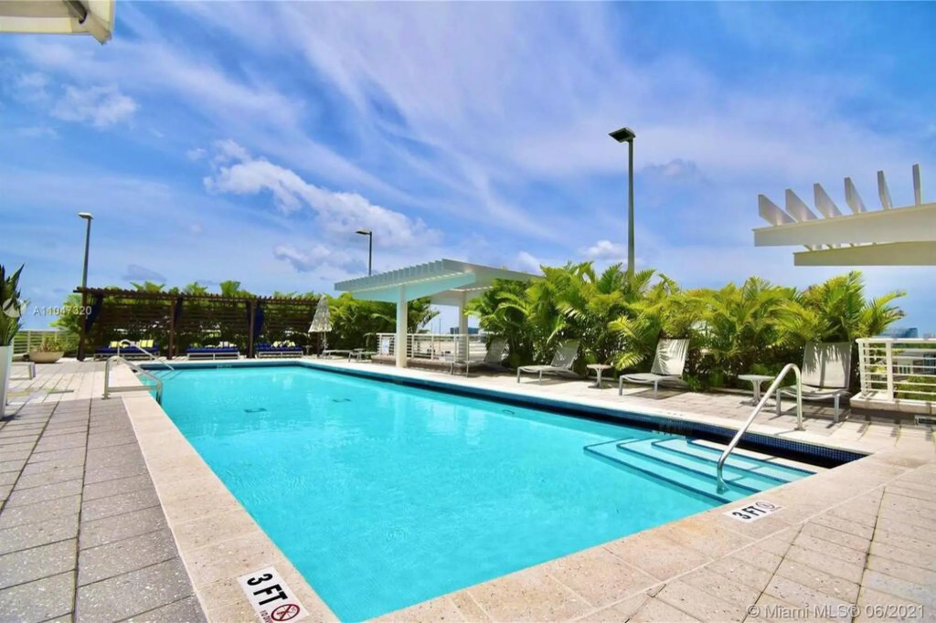 City Condo - In Midtown with pool and parking