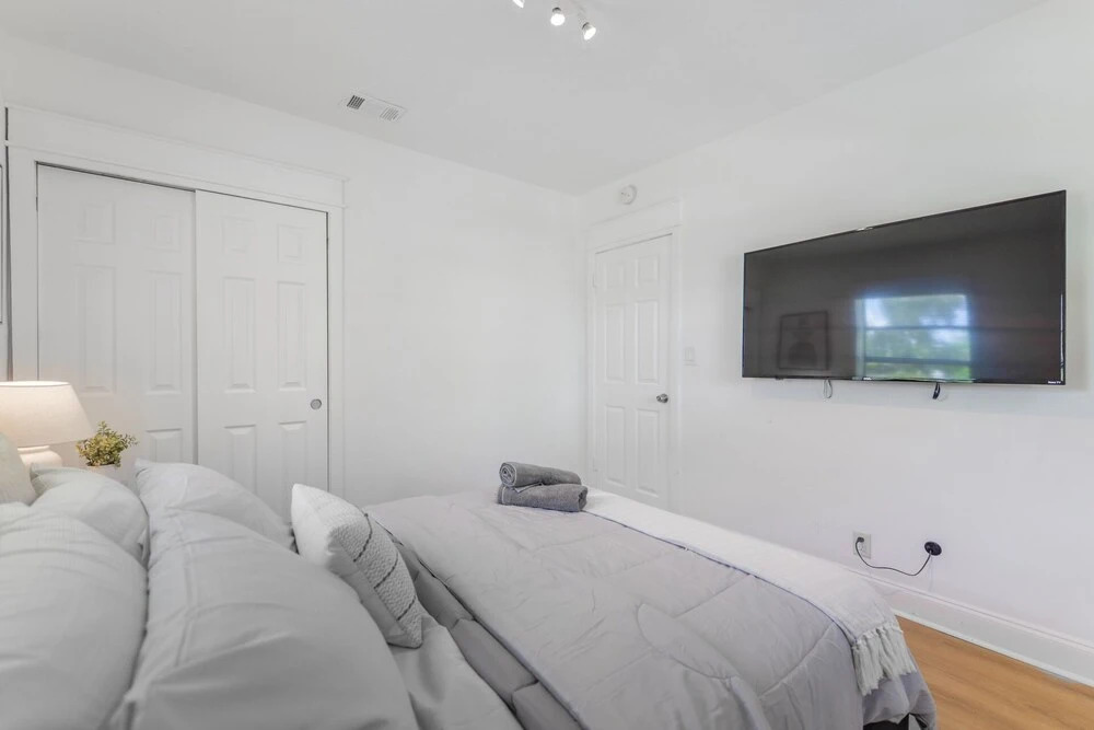 Wonderful 2BR House with Canal Access