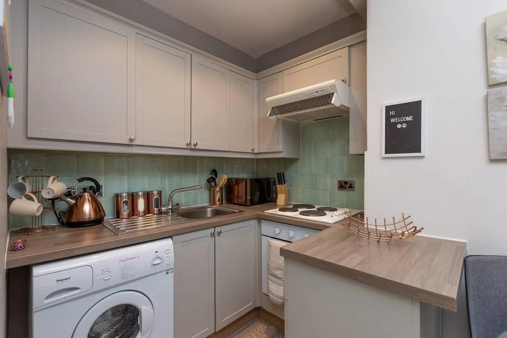 Refined Ground-floor Apt Near Stockbridge Market