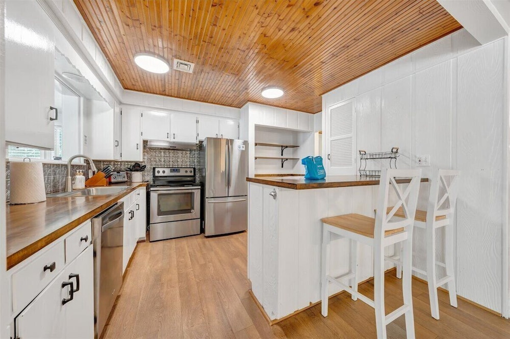 Scenic Point - Private Lakefront Home w/ Dock, Fire Pit, Outside Shower & Hot tub