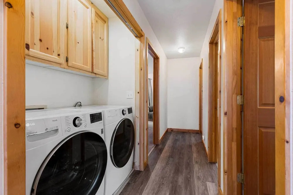 < 8 Mi to Donner Lake: Home w/ Deck + Balcony!