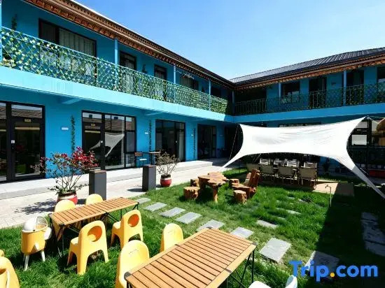 Lake Blue · Holiday Garden · Family Vacation Boutique Hotel (Teks Eight Trigram City Branch)