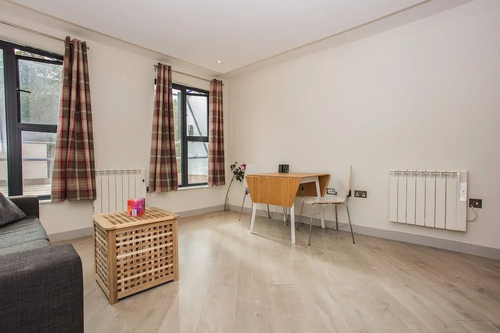 1 Bed Flat, 2 Minutes from Station