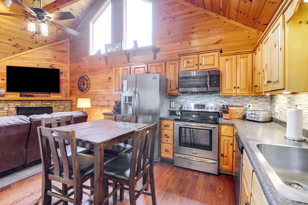 Cozy Sevierville Cabin w/ Hot Tub, Mountain Views!