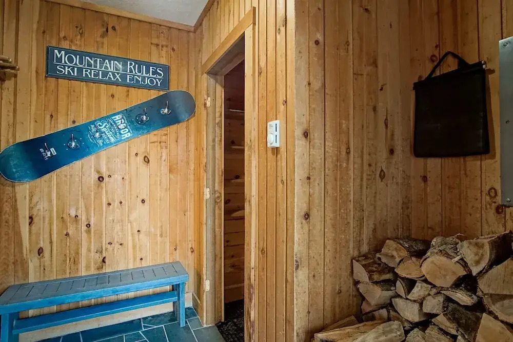 Whistlepunk # 28: 2 Bedrooms, 2 Full Baths: Slope Side. Wood Fireplace. Central Location