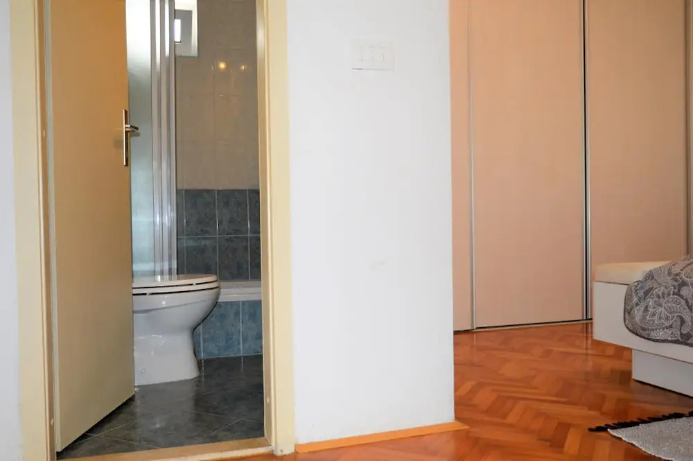 Coastal Apartment - Sleeps 6, Balcony & Parking