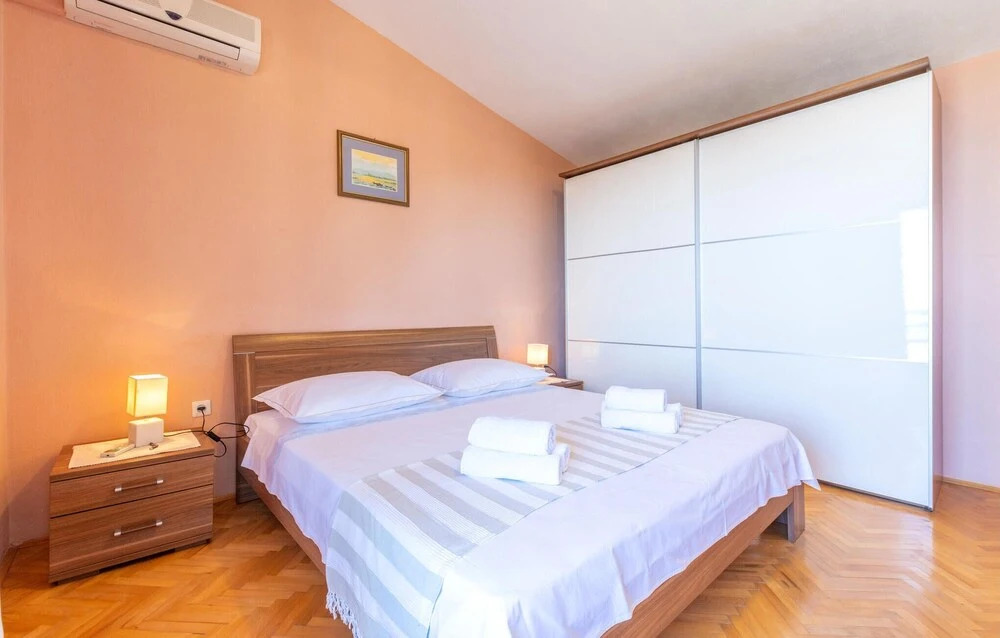 Beautiful Home in Makarska With Wifi and 4 Bedrooms
