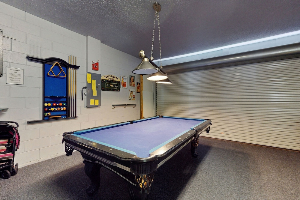 Home Near Disney/golf With Screened Pool, Spa, Pool Table, Foosball, AC, and W/D