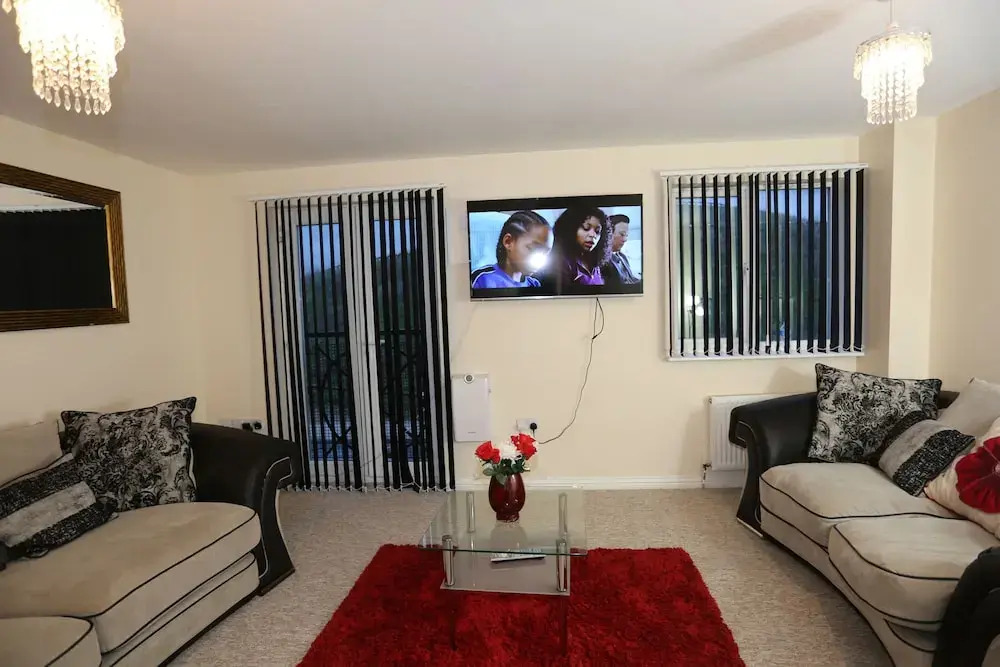 Beautiful 4 beds Hillview House