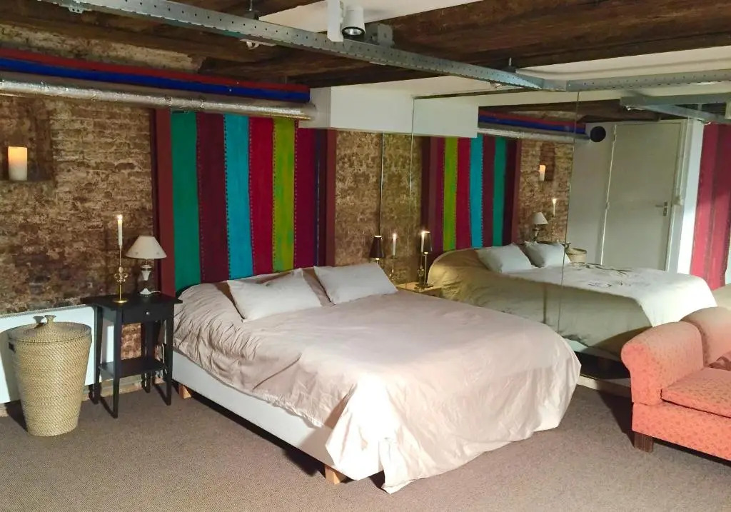 Top-notch space along canal in historic centre