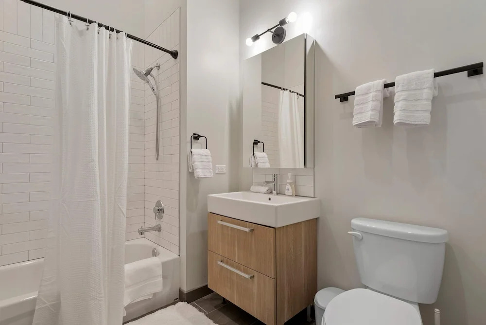 Downtown Charm 2BR Comfort Great Amenities