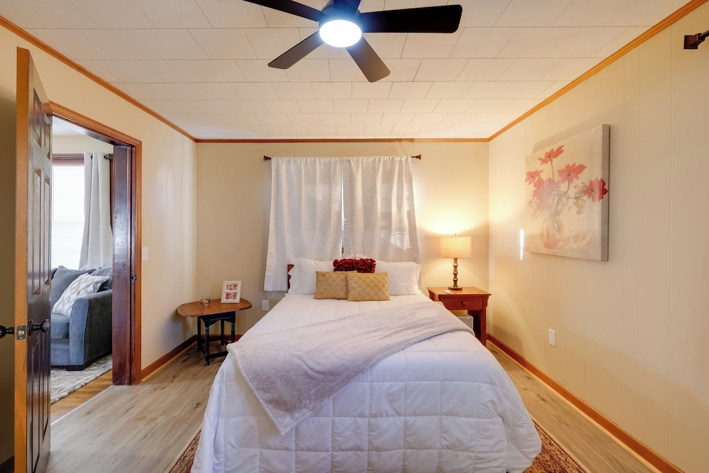 Walk to Main St & Campus! Dtwn Radford Home