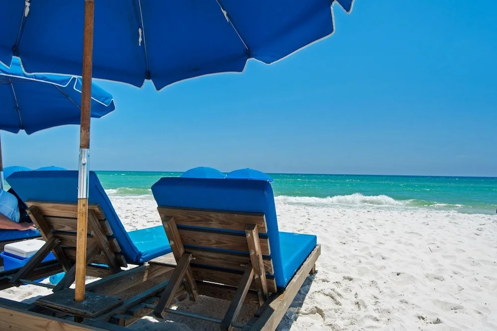 Impeccable Oceanfront W/ Pools & Huge Gym 1 Bedroom Condo