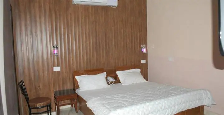 OYO 6370 Hotel Golden Woods