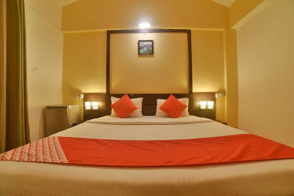 Oyo 30128 Reddys Hotel