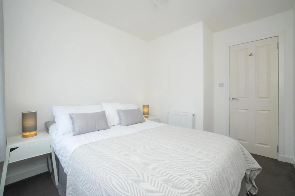 Find "DWELLCOME HOME Ltd" site for 10oo10 assurance from past guests FIVE DOUBLE Bedroom House with 6 beds, 1 King, 3 doubles, 1 small double, 1 single, 100Mbps broadband, drive parking for 2-3 vehicles, free street parking, Miles better than a hotel