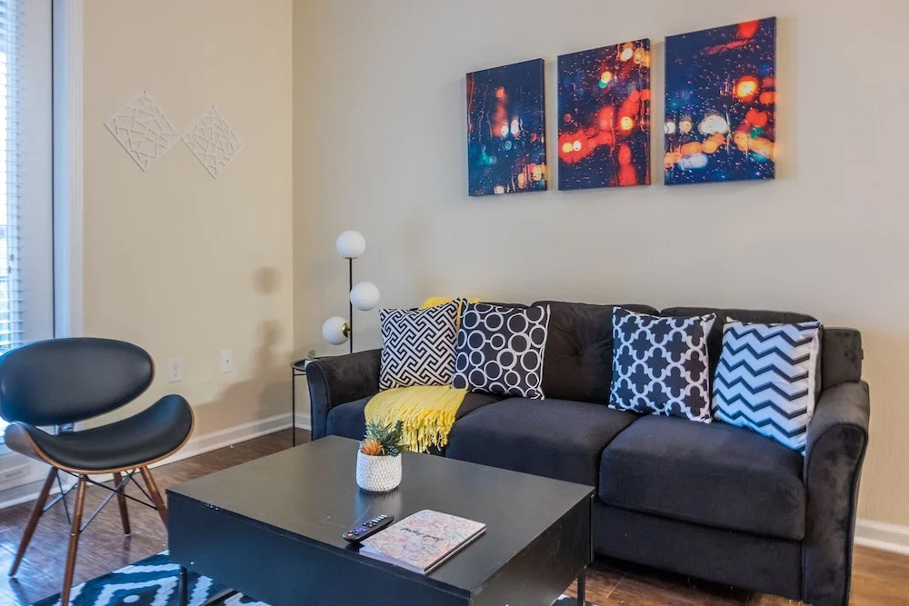 Southside 1 BR Apt with Parking by Frontdesk