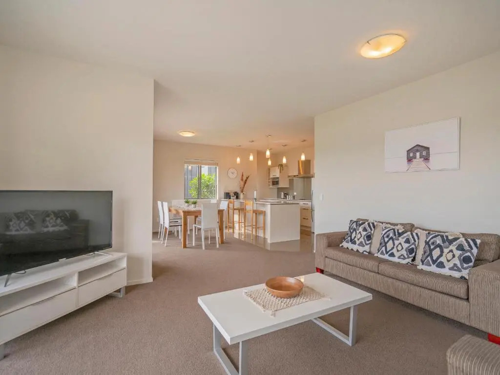 Lakeside Villa Retreat - Matarangi Downstairs Unit