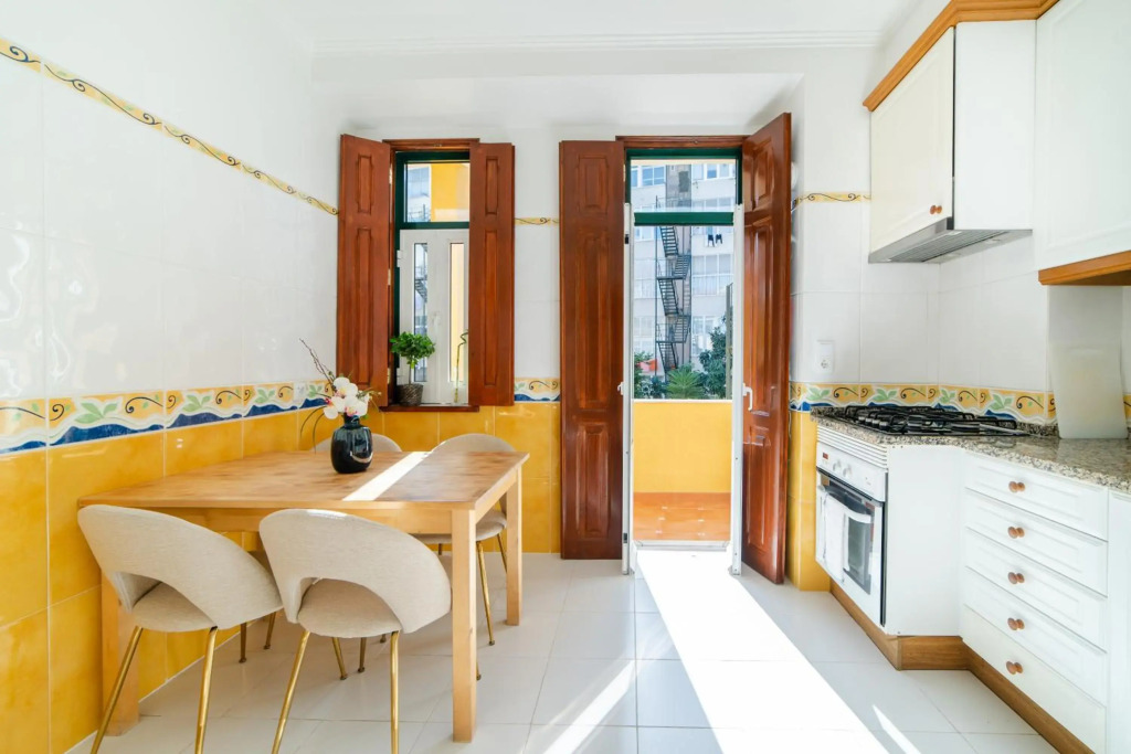 Luxury & Sunny Apartment in Arroios with AC and Fast Wi-Fi