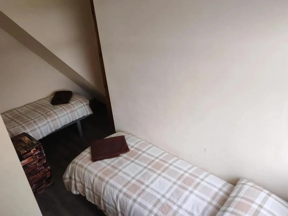 House - Sleeps 4 - Garden - on Street Parking