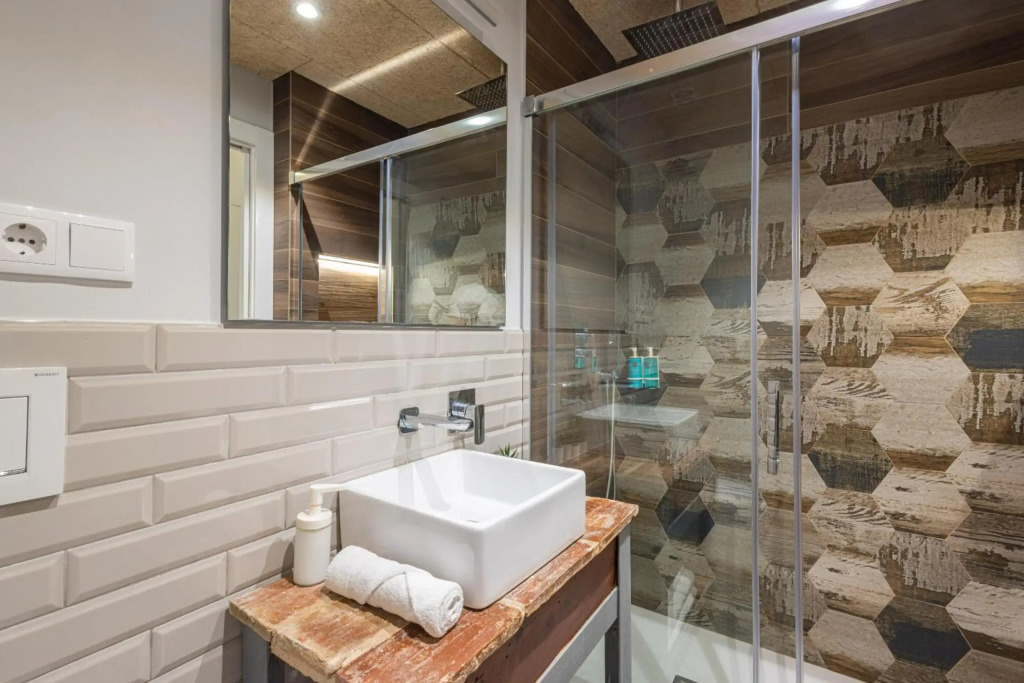 CENTER MODERN 1BR 2Bth TERRACE WI-FI AC