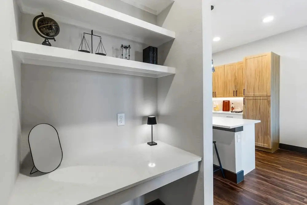 12 Min to Downtown Pool Balcony Free Parking