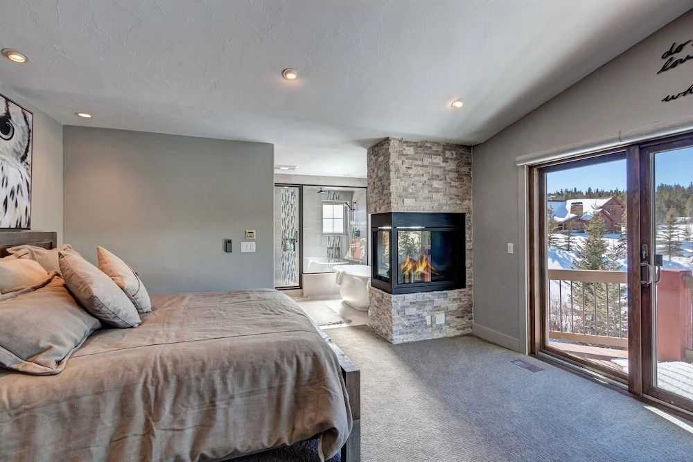 Creekside Escape 4 Bedroom Home by RedAwning