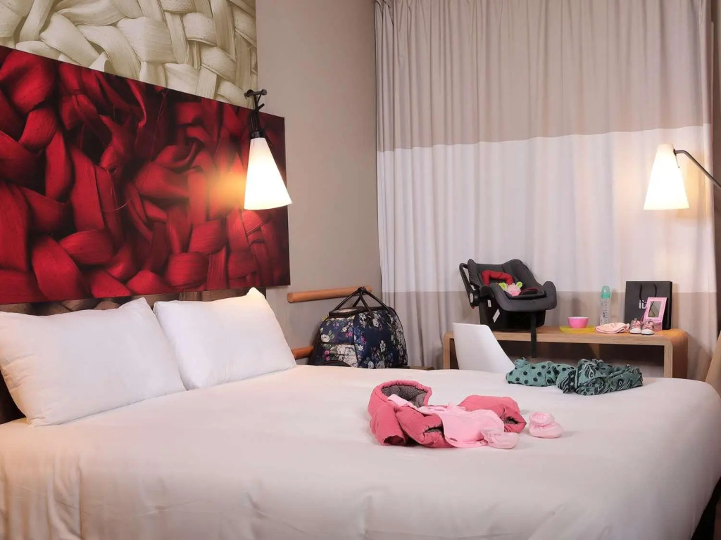 Red Hotel