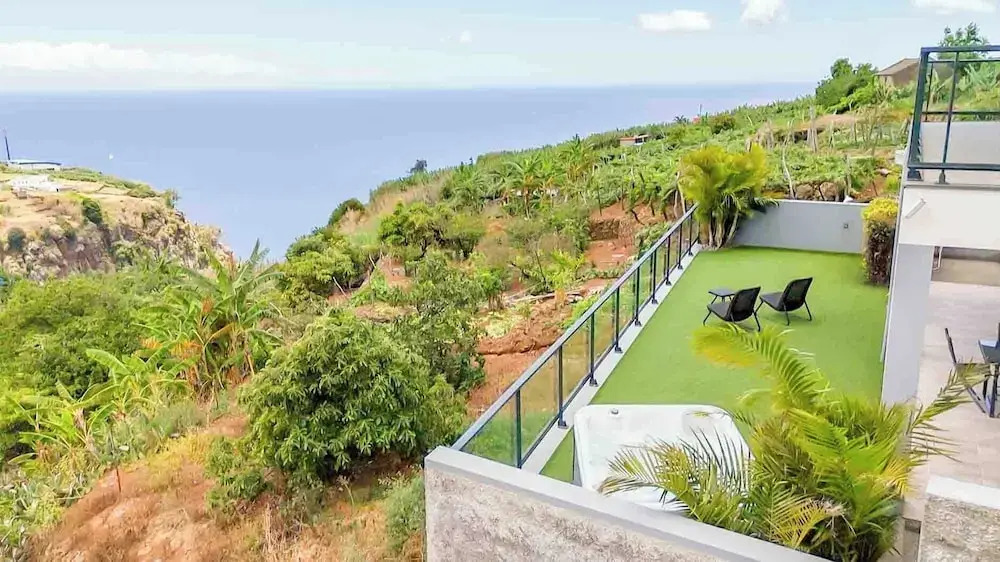 House - Sleeps 3, Free Parking, Garden & Jacuzzi