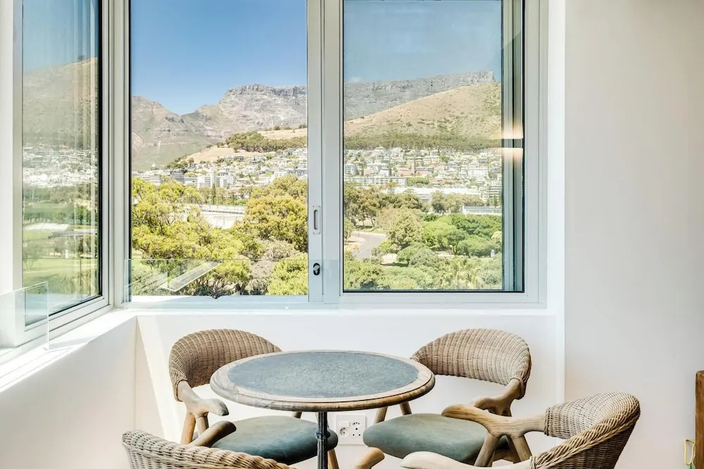 2bed Mouille Point Apartment w Amazing Cape Views