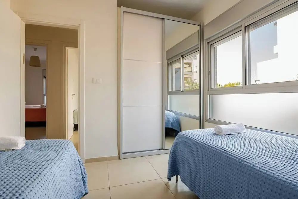 Gugel Waves Seaview 4BR Family Aparts