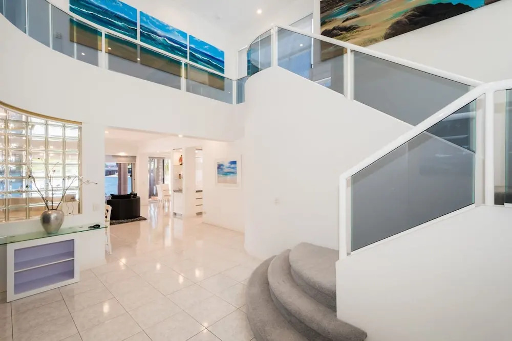 Edgewater on Chevron Waterfront 5 Bedroom Deluxe House Central Surfers