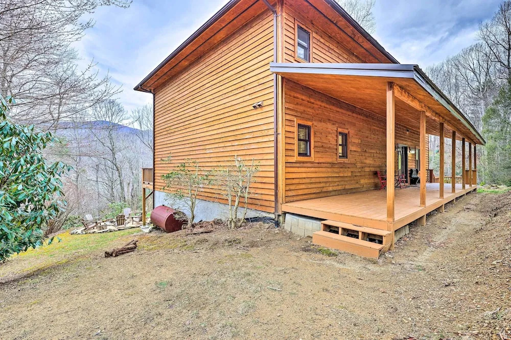 Game Room & Fire Pit: Spacious Elk Park Lodge!