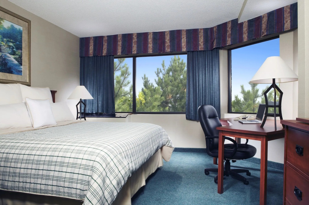 Four Points by Sheraton St. Catharines Niagara Suites